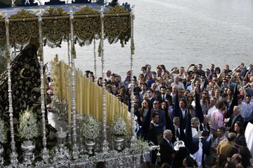 A ´tronco´ of the Virgin Mary passes through the crowds on the Puente de Triana.