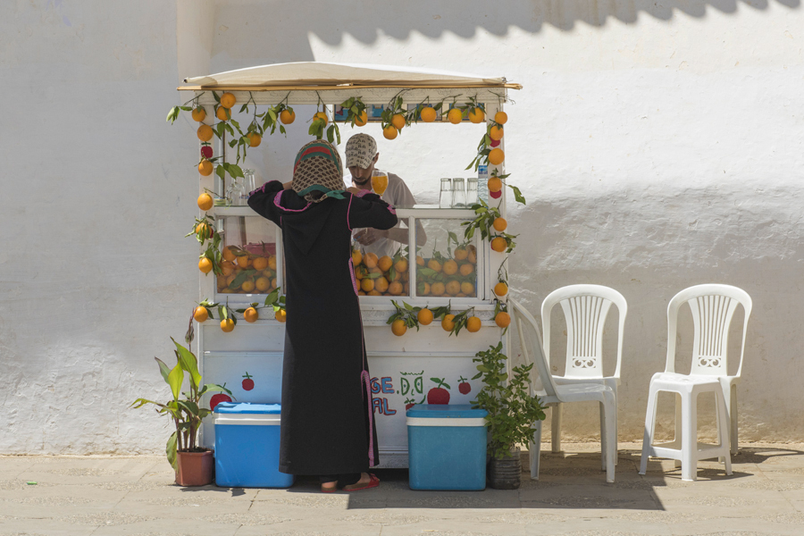The fresh orange juice seller of Asilah