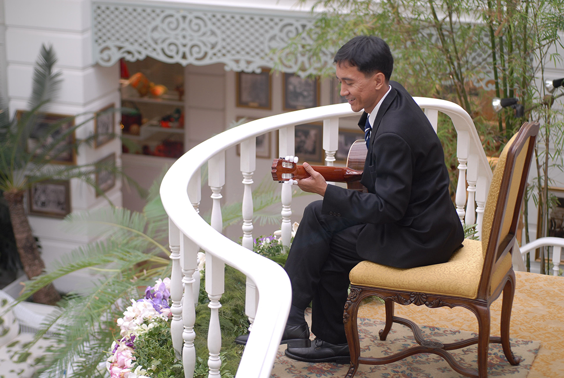 Guitar playing at the Mandarin Oriental Bangkok Photography By Michelle Chaplow